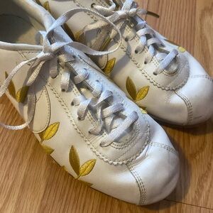 Size.8 Nike Cortez embroidered gold leaf shoes